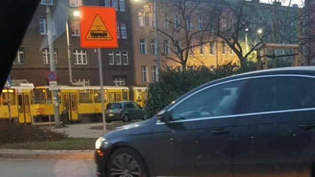 Uwaga kierowcy i pasażerowie komunikacji miejskiej. Za rondem Giedroycia na alei Wyzwolenia w stronę Krasińskiego zepsuł się autobus linii 53 i zatarasował przejazd tramwajów w kierunku Lasu Arkońskiego.