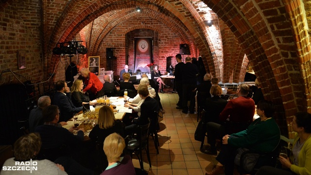 Kilkadziesiąt osób wysłuchało koncertu Grzegorza Haciskiego w szczecińskim browarze rodzinnym Wyszak. Muzyk wystąpił tam promując swoją płytę Bo po co komu poezja. To zbiór wierszy różnych autorów w jego aranżacjach.