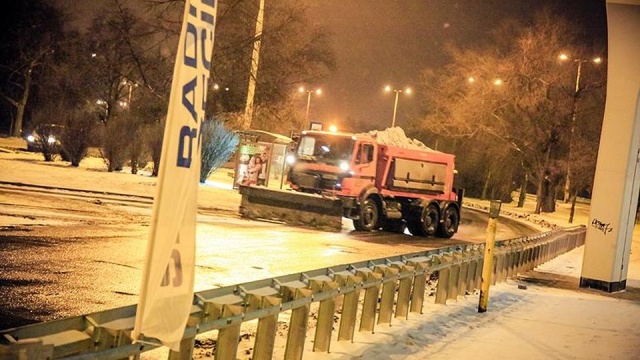 Temperatura w nocy spadła poniżej zera. Na ulicach Szczecina po obu stronach Odry, wszędzie tam, gdzie kursują autobusy komunikacji miejskiej pięć piaskarek posypywało mosty, wiadukty i wzniesienia.