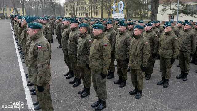 Żołnierze VI zmiany Polskiego Kontyngentu Wojskowego IRAK pożegnani. Uroczystość odprawienia ich przed misją stabilizacyjną na Bliskim Wschodzie odbyła się w szczecińskich koszarach 12. Brygady Zmechanizowanej.