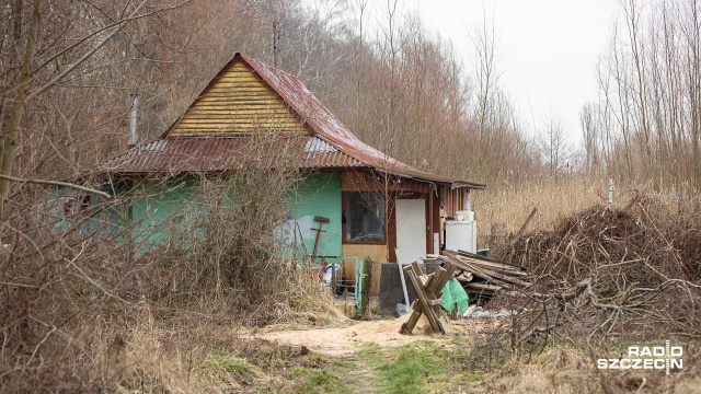 Swoje działki mogliby uprawiać do dziś. Dziesięć lat temu zlikwidowano Ogrody Działkowe Lotnisko w Dąbiu, co kosztowało miasto około 8 mln zł. Teren zabrano działkowcom uzasadniając to potrzebą rozbudowy lotniska. Dziś w tym miejscu są nieużytki i dzikie wysypisko śmieci. I brak jakichkolwiek planów na przyszłość.