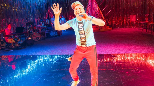 Wszyscy znamy Beatę Kozidrak - to część naszej rzeczywistości, to część nas samych. Z takiego założenia wyszli twórcy przedstawienia Być jak Beata. Pokaz w sobotę o godz. 19 na Dużej Scenie Teatru Współczesnego w Szczecinie.