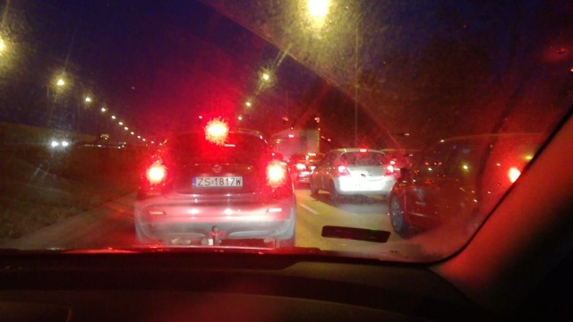 Wypadek na ul. Eskadrowej w Szczecinie. Do zdarzenia doszło w okolicach parkingu Park  Ride.