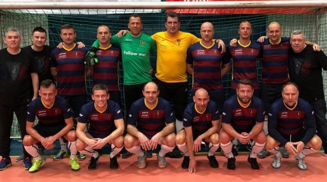 Oldboje Pogoni Szczecin najlepsi w halowych Mistrzostwach Polski w piłce nożnej zakończonych w Zawierciu. Portowcy Stars w niedzielnym finale pokonali w rzutach karnych broniącą tytułu Cracovię Kraków.