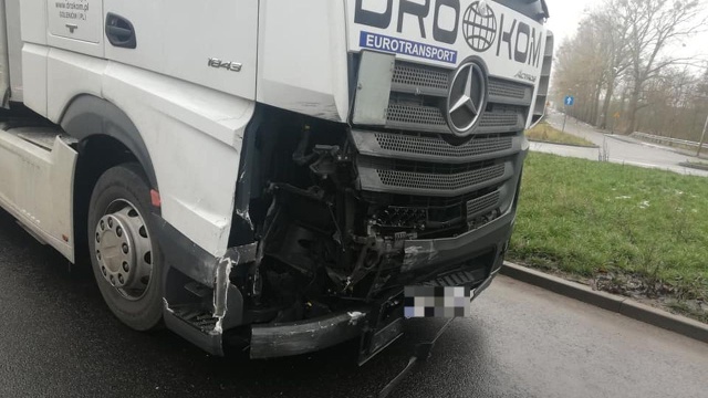 Jest problem z przejazdem ulicą Przestrzenną. W stronę Basenu Górniczego przed Mostem Cłowym samochód osobowy zderzył się z ciężarówką.