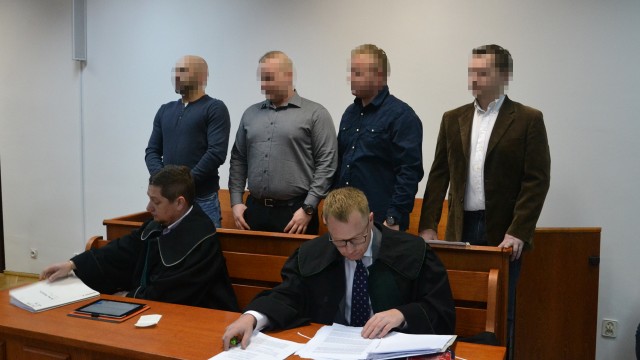 Rok więzienia w zawieszeniu - o taką karę wnioskowała we wtorek prokuratura dla czterech policjantów z Kołobrzegu. Przed miejscowym sądem trwa proces dotyczący zdarzenia z lipca 2016 roku.