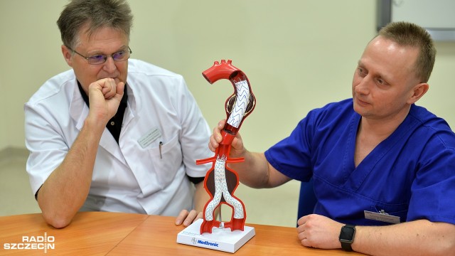 - Na początku nasza metoda została wyśmiana przez innych lekarzy, ale obroniły ją wyniki - tak o swoim nowym sposobie leczenia rozwarstwienia aorty mówią chirurdzy ze szpitala na szczecińskich Pomorzanach