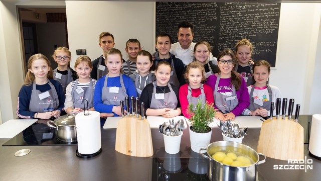 Tortilla de patatas i tiramisu w wykonaniu uczniów podczas ferii w Kulinarnym Atelier Leszka Wodnickiego: od rana gotują, smażą i pieką - w ten sposób przerwę od nauki spędzają podopieczni Leszka Wodnickiego znanego m.in. z występu w programie MasterChef.