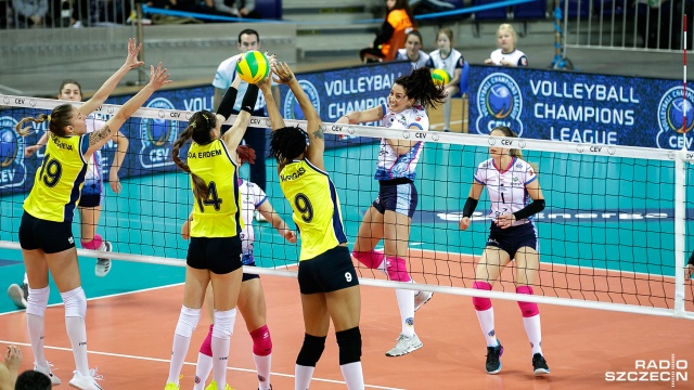 Walczyły dzielnie ale zeszły z parkietu pokonane. Siatkarki Chemika Police przegrały z liderem grupy E Fenerbahce Stambuł 0:3 w setach do 24, 20 i 15 w meczu Ligi Mistrzyń. To czwarta porażka mistrzyń Polski w czwartym spotkaniu tych elitarnych pucharowych rozgrywek.