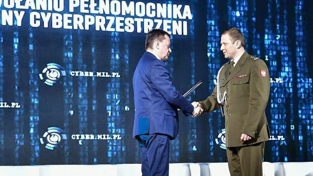 Cyber-bezpieczeństwo musi stać się istotnym elementem systemu obrony naszego kraju. Trzeba jednak działać szybciej - mówili goście programu Radio Szczecin na Wieczór. We wtorek szef MON, Mariusz Błaszczak powołał pełnomocnika ds. utworzenia wojsk obrony cyberprzestrzeni.