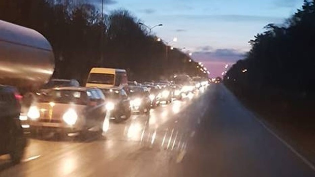 Uwaga kierowcy podróżujący w kierunku centrum Szczecina Szosą Stargardzką. Do kolizji ciężarówki z samochodem osobowym doszło na Węźle Kijewo w okolicy godziny 6 rano.