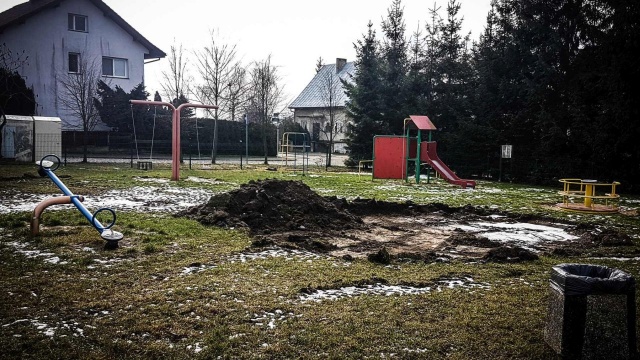 Trwa rozbudowa terenu rekreacyjnego przy ulicy Okólnej na szczecińskim Bukowie. Teren jest już ogrodzony, znajduje się tam boisko do koszykówki, jest również siłownia pod chmurką.