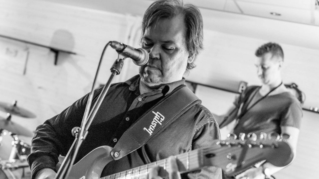 Wyrażanie własnych poglądów może mieć w Szwecji ponure konsekwencje. Przekonał się o tym Klas Qvist, czyli szwedzki muzyk, który zaczął pisać felietony na prawicowej stronie internetowej. To nie spodobało się lokalnej gazecie, która rozpoczęła wobec artysty medialną nagonkę.