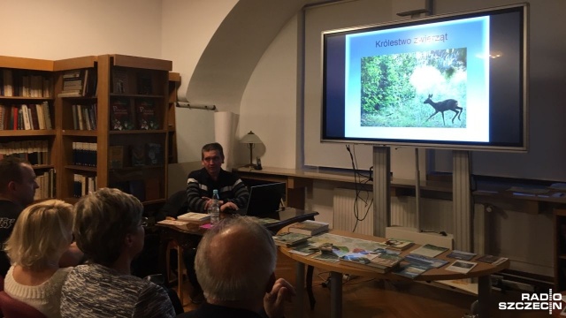 Mirosław Wacewicz, czyli autor cenionych publikacji dotyczących lokalnych podań i legend w piątek opowiadał w Zamku Książąt Pomorskich o zebranych przez siebie opowieściach dotyczących Puszczy Bukowej.
