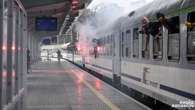 Z wielkimi nadziejami i entuzjazmem ponad 1,5 tysiąca kibiców Portowców pojechało do Trójmiasta. Przed południem wyruszyli pociągiem z dworca Szczecin Główny.