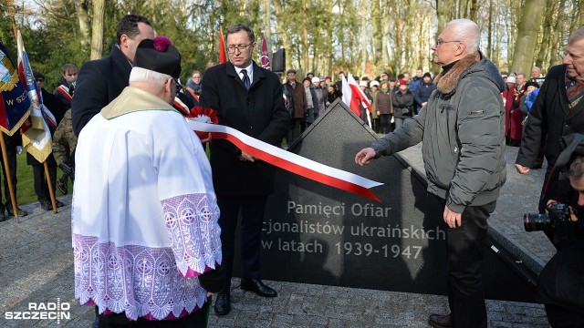 Kilkaset osób wzięło udział w sobotnich uroczystościach na szczecińskim Cmentarzu Centralnym. To tam w obecności tych, którzy przeżyli rzeź wołyńską odsłonięto pomnik 039039Ofiar nacjonalistów ukraińskich w latach 1939-1947039039.