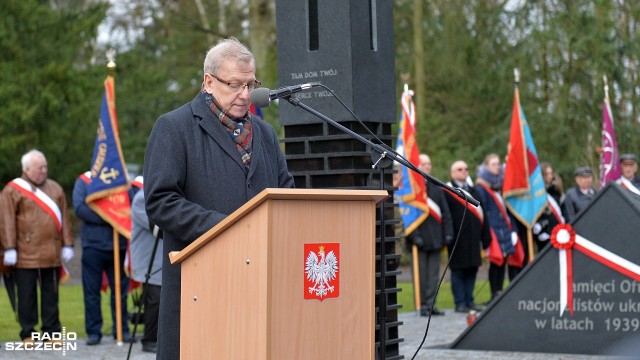 Historię trzeba budować na fundamencie prawdy, nawet tej najbardziej bolesnej - takie słowa padły w sobotę na szczecińskim Cmentarzu Centralnym, gdzie rano odsłonięto pomnik 039039Ofiar nacjonalistów ukraińskich w latach 1939-1947039039.