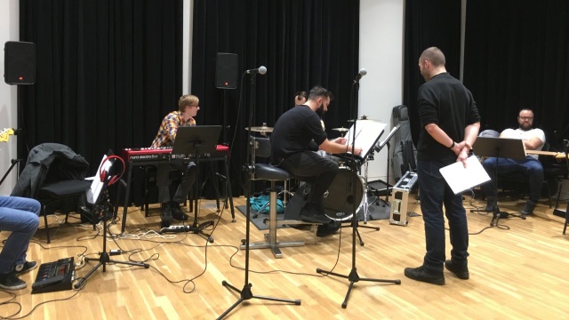 Przygody Dorotki i jej małego towarzysza Toto w symfonicznej odsłonie będzie można zobaczyć w niedzielę w Filharmonii imienia Mieczysława Karłowicza w Szczecinie. Odbędzie się tam premiera spektaklu muzycznego zatytułowanego Kim był Oz.