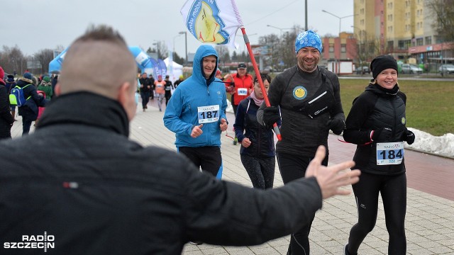 Blisko 250 par stanęło na starcie walentynkowego biegu RAZlove w Szczecinie. Dystans pięciu kilometrów wokół Netto Arena musiały pokonać wspólnie, bo każdy duet był połączony ze sobą... kolorową tasiemką.