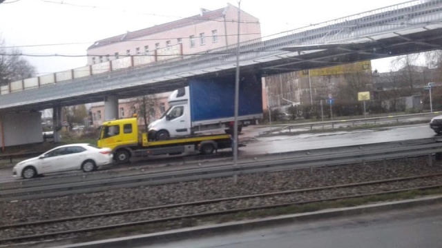 Kłopoty mają kierowcy jadący w stronę Prawobrzeża Szczecina ulicą Gdańską. Pod wiaduktem kolejowym utknęła laweta, która przewoziła samochód dostawczy.