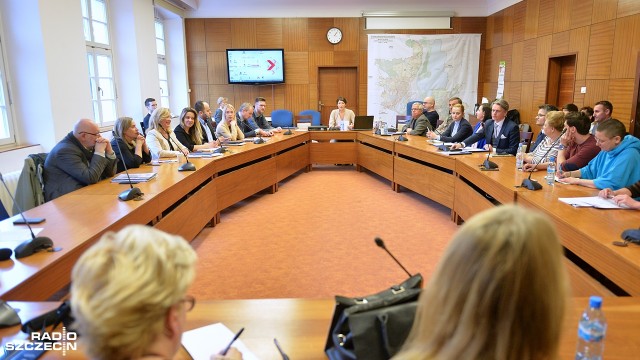 Pomysł na nowy plac Orła Białego w Szczecinie, w stu procentach podoba się właściwie... tylko jego autorom - tak wynika z posiedzenia komisji ds. kultury szczecińskiej rady miasta.