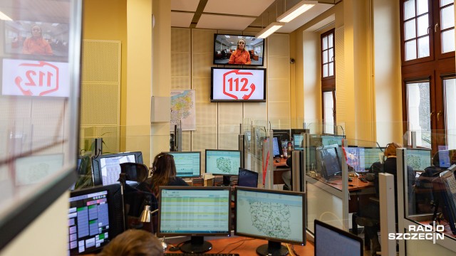 To praca dla odważnych, odpornych na stres i znających co najmniej jeden język obcy. Centrum Powiadamiana Ratunkowego w Szczecinie wciąż poszukuje pracowników. Jest ponad 20 wakatów.