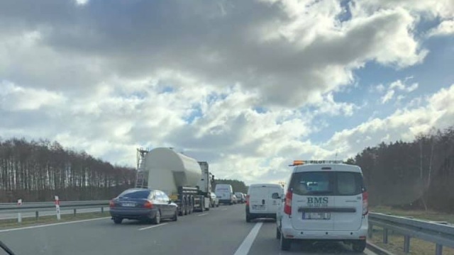 Uwaga podróżujący trasą S3 w kierunku Gorzowa Wielkopolskiego. W pobliżu Renic niedaleko węzła Myślibórz, kierujący samochodem dostawczym potrącił pieszego. Mężczyzna zginął na miejscu.