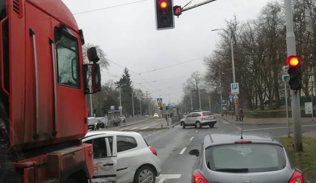 Dwa samochody zderzyły się na skrzyżowaniu alei Wojska Polskiego z ulicą Felczaka w Szczecinie. Nikomu nic się nie stało, były poważne kłopoty z przejazdem w stronę Jeziora Głębokie. Teraz nie ma już utrudnień.