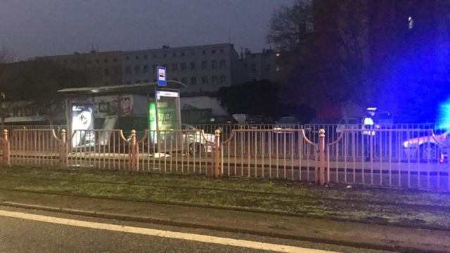 Po godzinie 6 na ulicy Łady (przed ul. Dubois) kierowca samochodu osobowego stracił panowanie nad kierownicą i zakończył jazdę wbijając się w przystanek tramwajowy. Nikomu nic się nie stało.