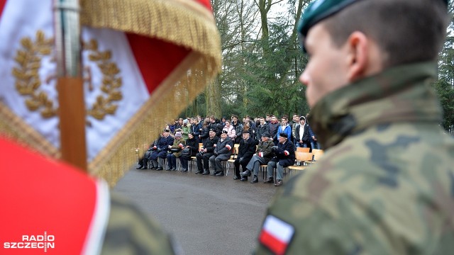 Pokazaliśmy, że Polska jest - tak mówił w czwartek podczas uroczystości związanych z utworzeniem Armii Krajowej jej żołnierz Ryszard Staszkiewicz. Na Cmentarzu Centralnym pod pomnikiem Na chwałę Armii Krajowej złożono kwiaty. W uroczystości wzięło udział 10 żołnierzy AK.