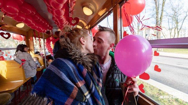 Czerwone balony w kształcie serc czy odświętnie ubrany motorniczy. Tak wygląda walentynkowy tramwaj, który w czwartek jeździ po Szczecinie.