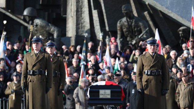 Jan Olszewski spoczął na Powązkach. Prawdziwy Polak z krwi i kości [WIDEO, ZDJĘCIA]