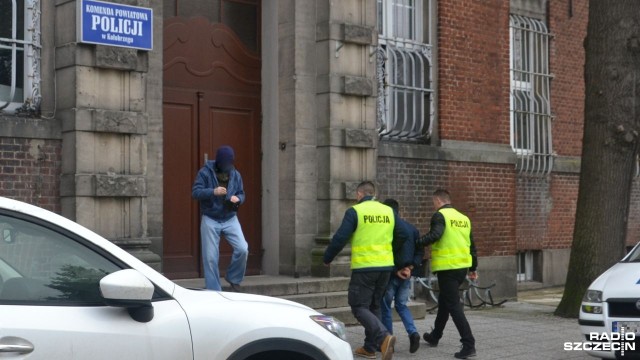 Kołobrzeska policja zatrzymała mężczyznę, podejrzanego o oszustwa metodą na wnuczka. 39-latek wpadł w ręce mundurowych tuż po tym, jak otrzymał pieniądze od kolejnej oszukanej staruszki.