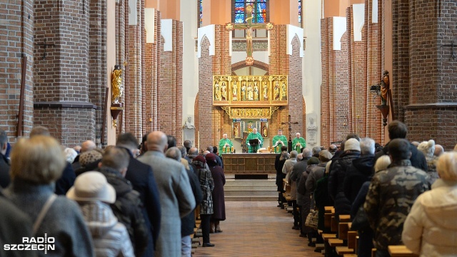 W szczecińskiej katedrze modlili się za śp. premiera Jana Olszewskiego. W mszy świętej wzięli udział m.in. przedstawiciele urzędu wojewódzkiego oraz radni Prawa i Sprawiedliwości.