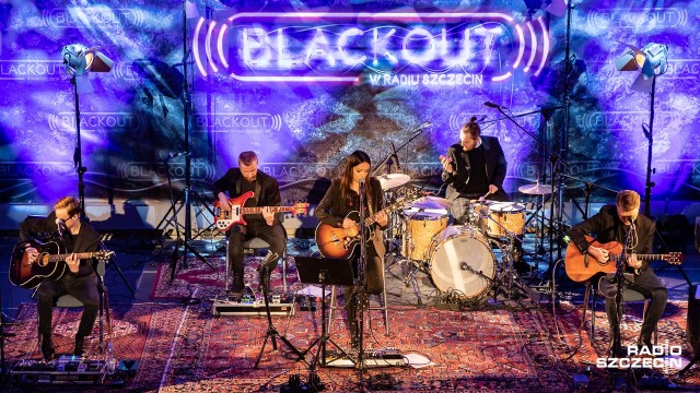 W wersji bez prądu bawiła publiczność w studiu S-1 Radia Szczecin. Kasia Kowalska wystąpiła w ramach naszego cyklu Blackout.