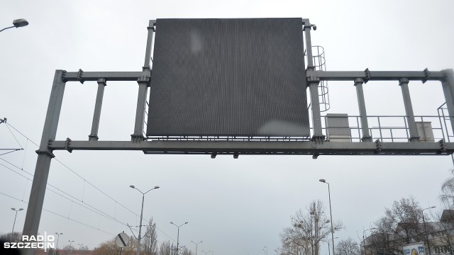 Nie działają od ponad trzech miesięcy i nie wiadomo kiedy będą działać. Chodzi o System Zarządzania Ruchem w Szczecinie, czyli 5 elektronicznych tablic informujących o natężeniu ruchu. System, który padł kosztował 7 milionów złotych. Co dalej Urzędnicy w mieście czekają i rozważają.