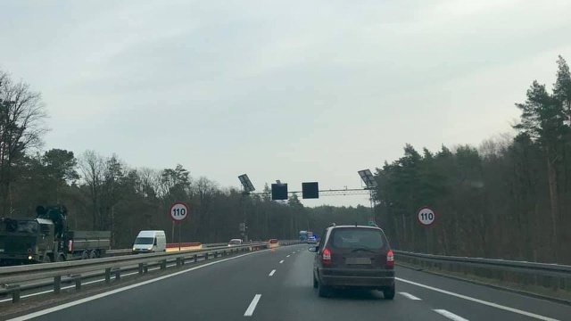 Uwaga podróżujący trasą S3 w kierunku Szczecina: między zjazdem na Pyrzyce a Węzłem Gryfino zderzyły się dwa samochody osobowe. Zablokowany jest jeden pas jezdni.