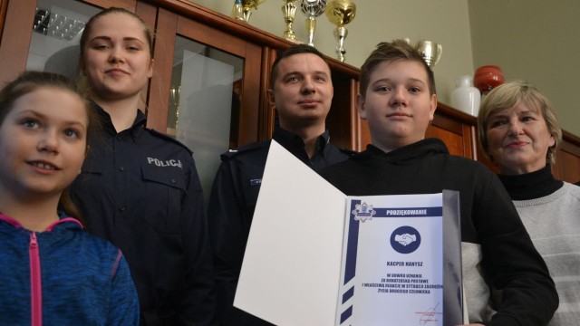 Najpierw pomógł uratować ludzkie życie, a później odebrał gratulacje od policjantów. To 13-letni Kacper, którego postawę zarejestrowały kamery miejskiego monitoringu. Na nagraniu z poniedziałku widać, jak 13-latek podbiega do radiowozu i kieruje policję kilkadziesiąt metrów dalej w miejsce, gdzie leżał nieprzytomny mężczyzna.