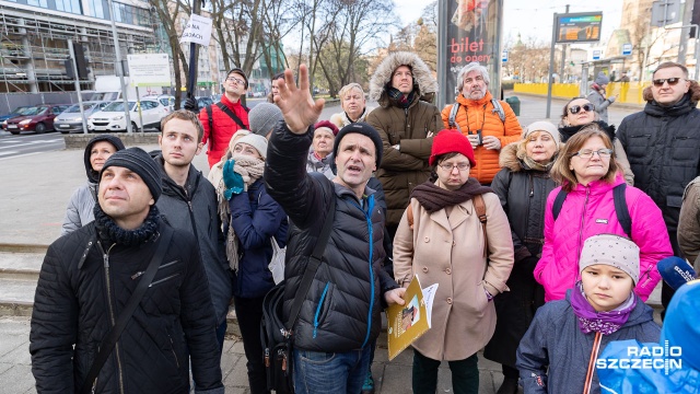 Setki osób spacerujących na kilkunastu trasach w całym mieście. Przewodnicy pokazywali miejsca na co dzień niedostepne dla mieszkańców, jak np. podziemia Urzędu Miejskiego czy budynek Straży Pożarnej przy ulicy Grodzkiej.
