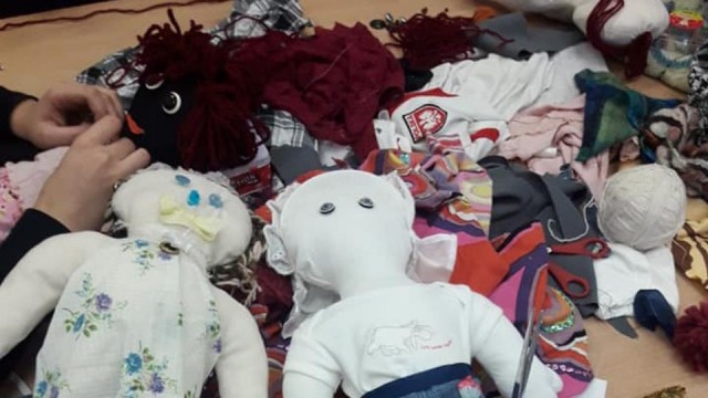 Przez kilka miesięcy szyli lalki, w poniedziałek będą je sprzedawać w szczytnym celu. Kiermasz charytatywny organizują pracownicy i pacjenci z Zespołu Szkół Szpitalnych w Szczecinie. To w ramach akcji Unicef-u: Wszystkie kolory świata.
