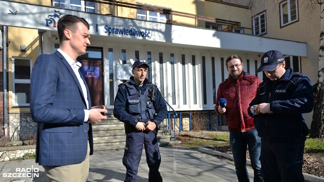 Happening Młodych Demokratów przed szczecińską siedzibą PiS zakończony interwencją policji: gdy działacze młodzieżówki PO nie zareagowali na prośbę pracownika biura PiS, ten wezwał radiowóz.