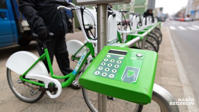 Miejscy urzędnicy twierdzą, że odpowiedzialna jest sieć Nextbike, Nextbike obciąża naprawą rowerów miasto. Tymczasem 37 stacji szczecińskiego roweru miejskiego nie działa, choć sezon ruszył w piątek i teoretycznie każdy chętny powinien móc wypożyczyć jednoślad.