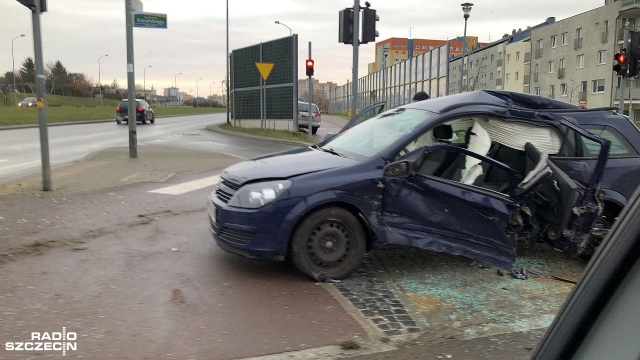 Jedna osoba została ranna w zderzeniu dwóch samochodów w ciągu ulicy Krasińskiego w Szczecinie. Przejazd przez skrzyżowanie z ulicą Przyjaciół Żołnierza był utrudniony.