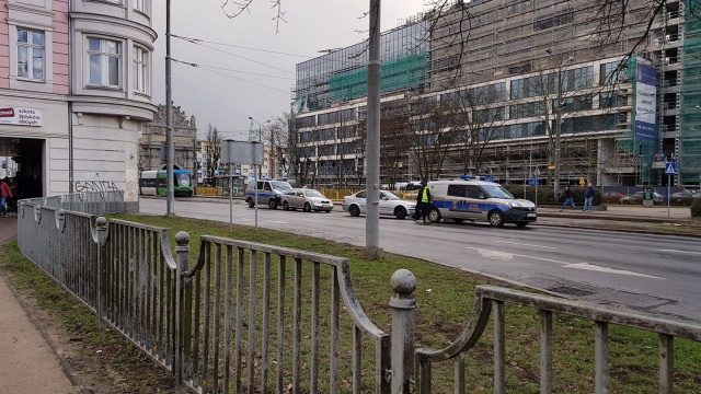 Kłopoty mają kierowcy jadący przez plac Zwycięstwa w stronę ulic Wojska Polskiego i Bolesława Krzywoustego. Przy Medicusie doszło do kolizji dwóch samochodów. Na miejscu interweniują już policjanci.