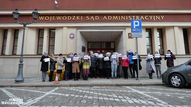 Pracownicy sądu w Szczecinie wspierają protestujących w Warszawie. Chcą podwyżek oraz zmian, które uniemożliwią masowe zwolnienia z pracy w sądach i prokuraturach.