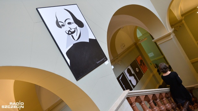 30 plakatów z ostatnich 30 lat w Akademii Sztuki wystawia od wtorku profesor Lex Drewinski. Prof. Drewinski tworzy plakaty niezwykle proste, metaforyczne i ponadczasowe. Jest laureatem 200 nagród i wyróżnień, głównie międzynarodowych.