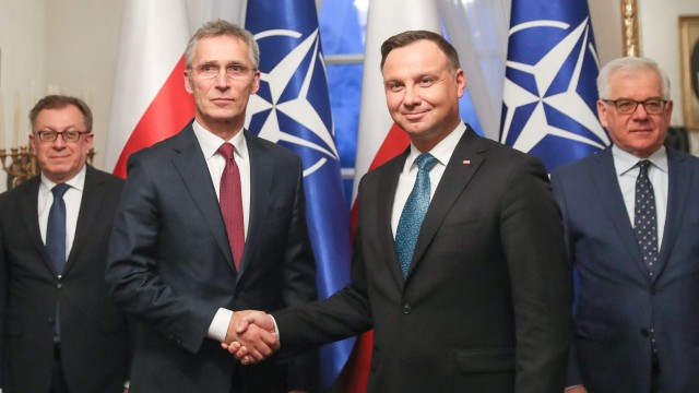Polska wywiązuje się z zobowiązań w NATO - tak mówił w czasie spotkania z szefem Sojuszu polski prezydent. Andrzej Duda spotkał się wieczorem w Belwederze z sekretarzem generalnym NATO Jensem Stoltenbergiem.