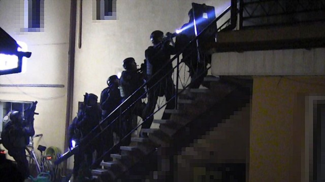 Sześć osób podejrzanych o działanie w gangu narkotykowym zatrzymali policjanci CBŚP i celnicy. Podczas akcji służb zabezpieczono 12 kilogramów amfetaminy, broń i komputery tworzące nielegalną sieć kasyna internetowego.