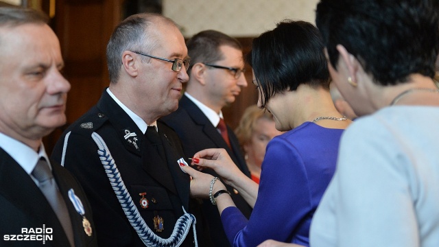 Kilkudziesięciu dawców kwi odebrało w sobotę w szczecińskim Urzędzie Wojewódzkim odznaki i honorowe legitymacje ministra zdrowia. To najwyższe wyróżnienie przyznawane tym, którzy oddali przynajmniej 20 litrów krwi.