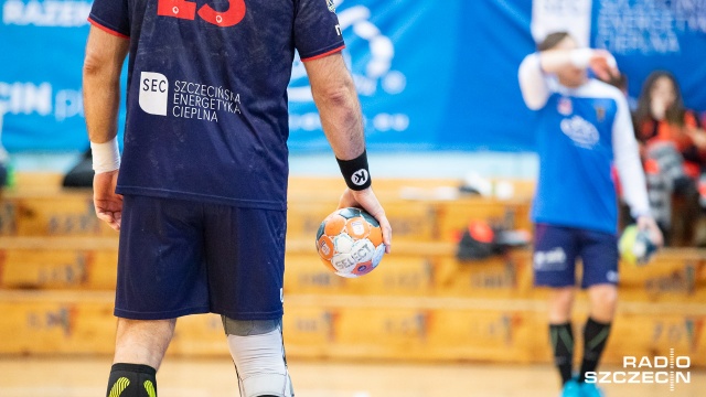 Szczecinianie przegrali u siebie z MMTS Kwidzyn 17:28 w 21. kolejce Superligi. Do przerwy gospodarze przegrywali 5:16. W drugiej połowie podopieczni trenerów Rafała Białego i Sławomira Fogtmana zagrali nieco lepiej ale nie odwrócili losów rywalizacji i zeszli z parkietu pokonani.